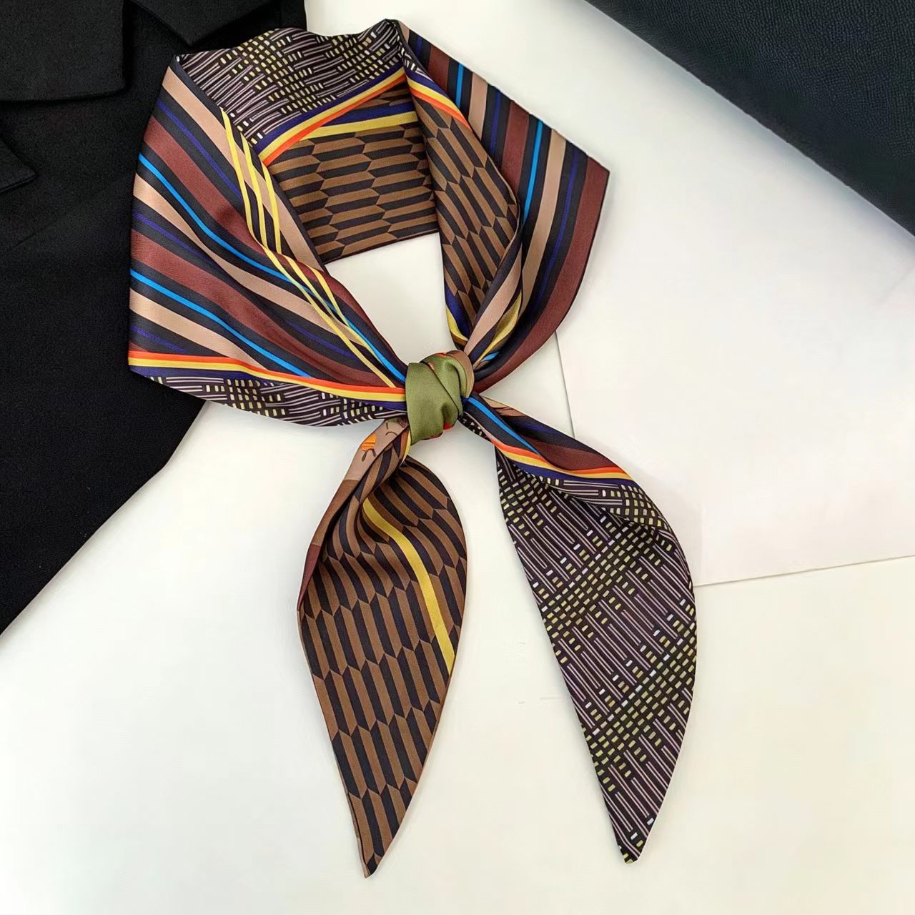 Silk Neck Scarf - Foulard en soie biaisé imprimé de